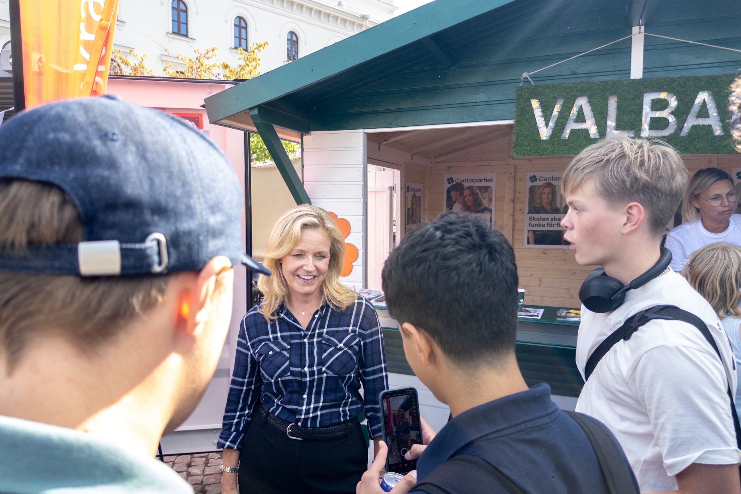 Elisabeth Thand Ringqvist talks with people at a Centre Party campaign booth in Gothenburg in August 2026.
