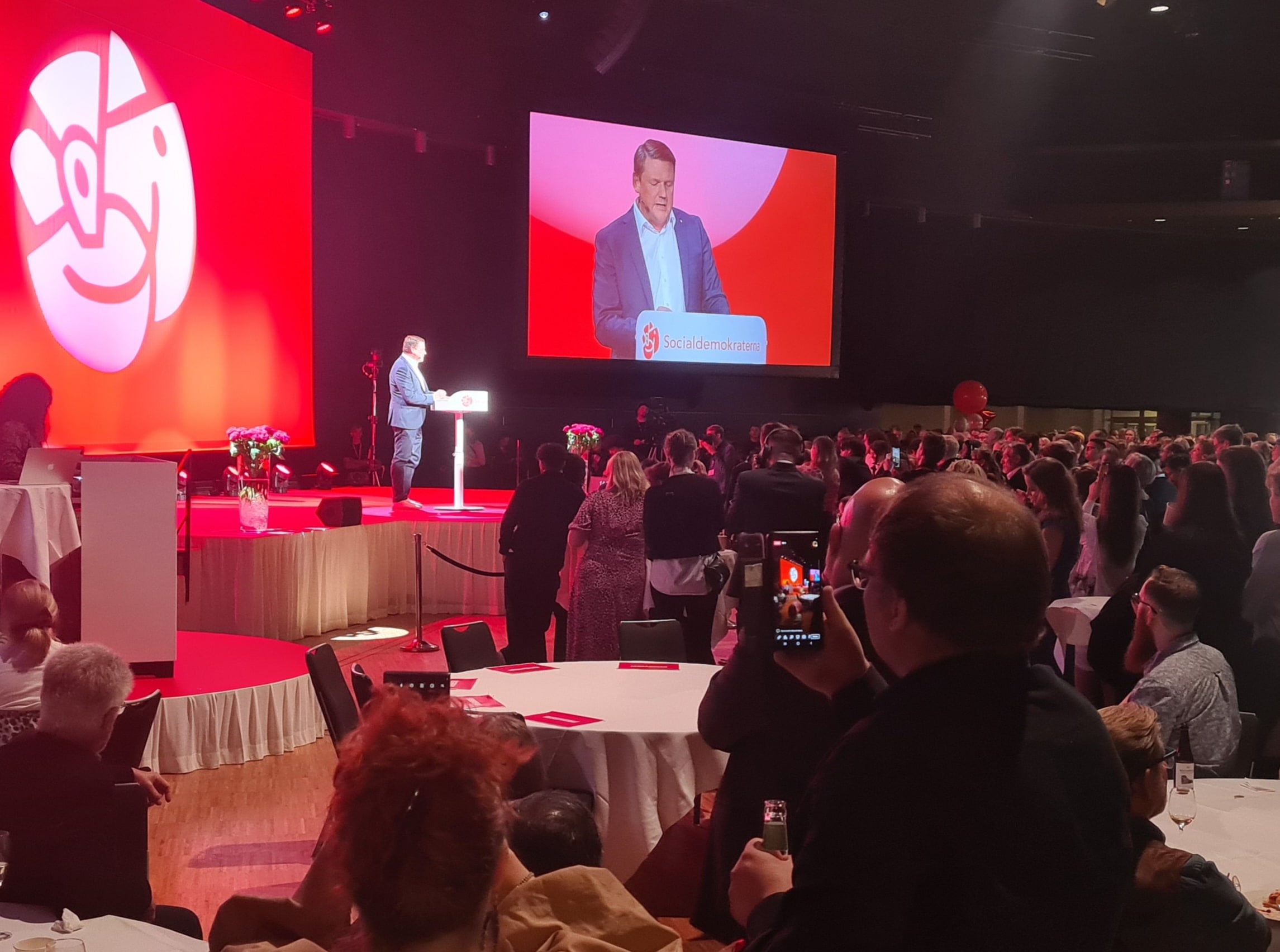 Tobias Baudin addresses colleagues at a Social Democratic election-night gathering in September 2022.