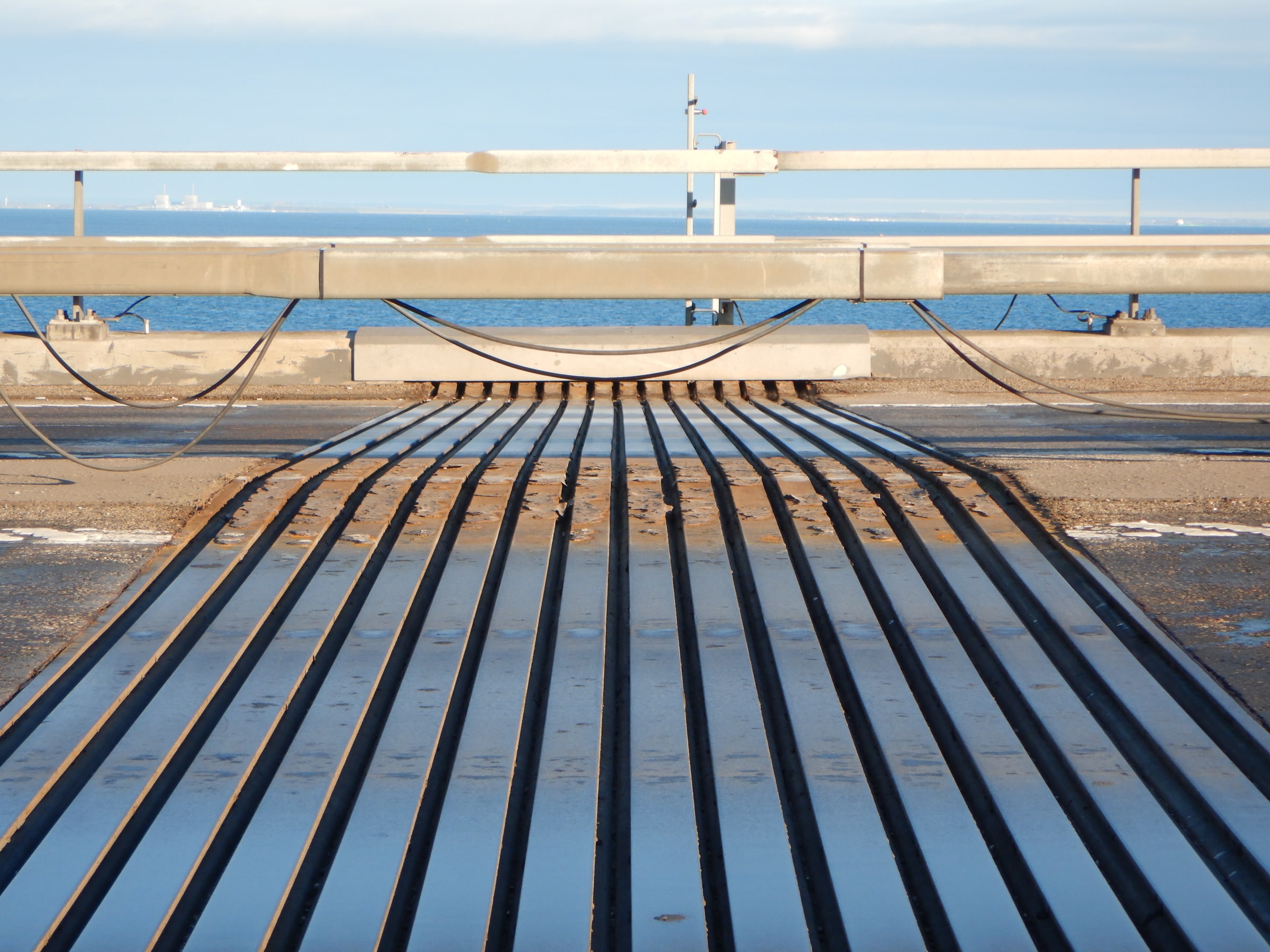 A close view of an expansion joint spanning the Øresund Bridge roadway.