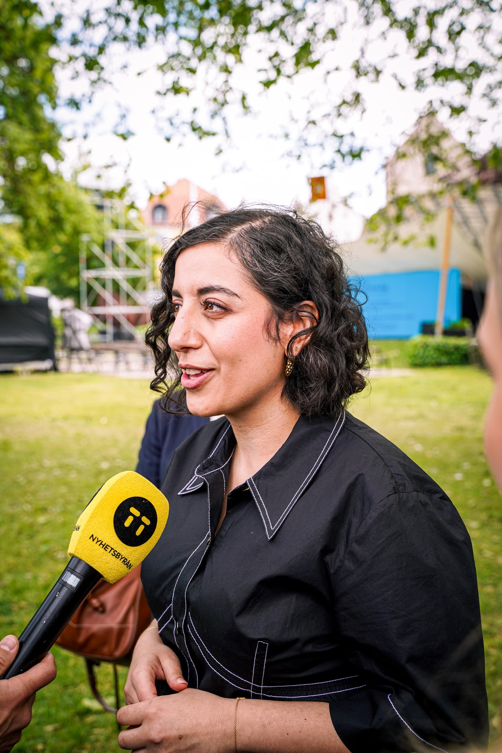 Simona Mohamsson speaks into a reporter’s microphone during an interview at Almedalen.