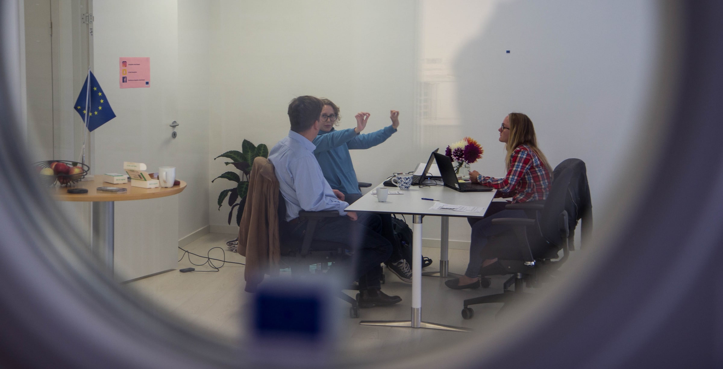 Three employment-support staff meet around a table at Ung Sluss in Simrishamn.