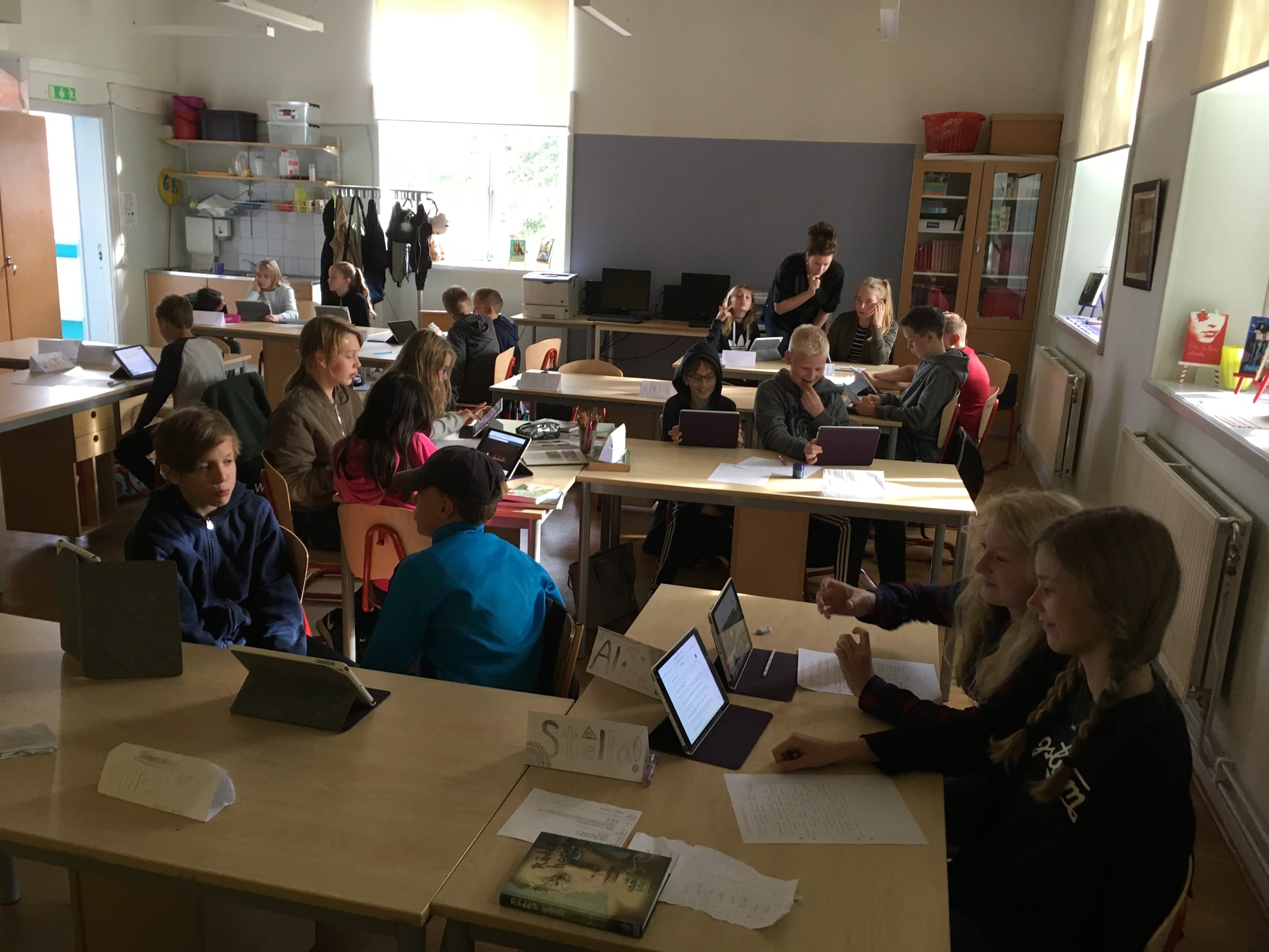 Pupils and adults working at classroom desks at Enskede skola in September 2016.