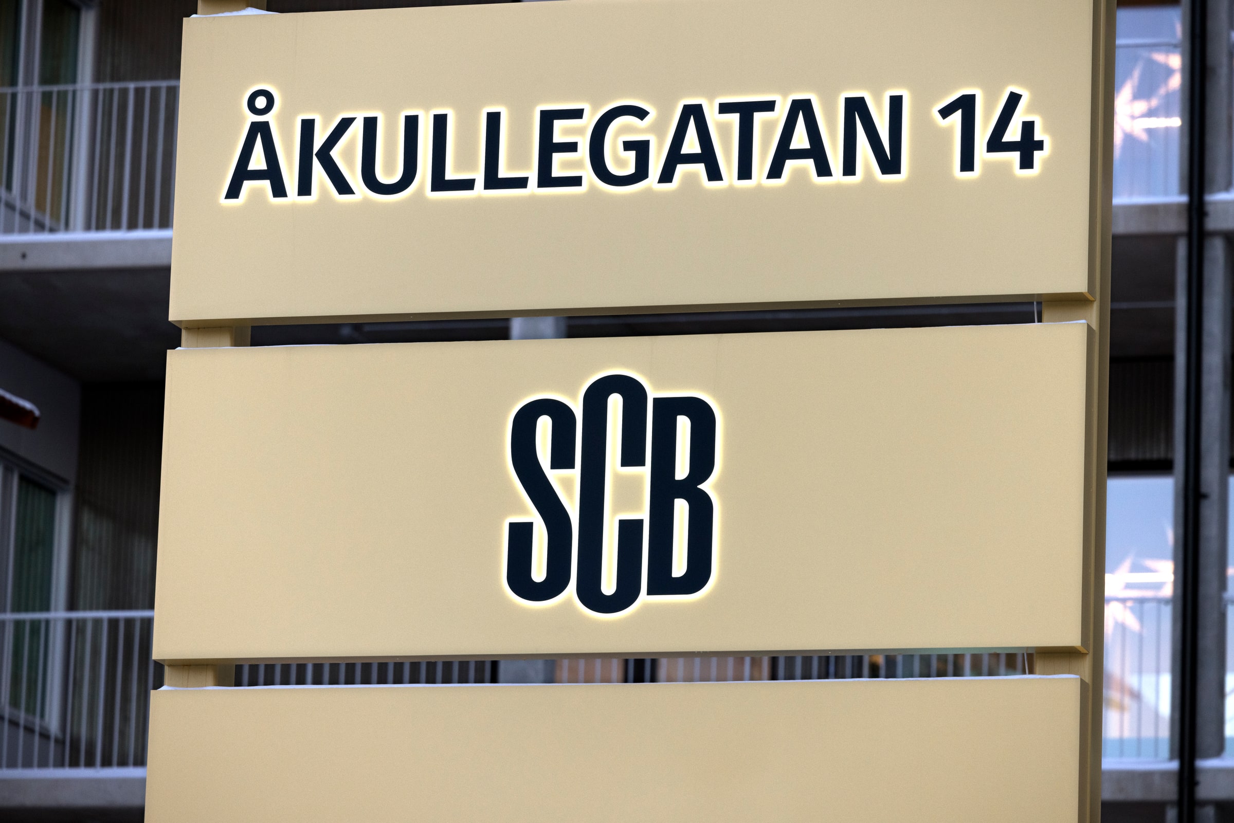 The illuminated SCB entrance sign at Åkullegatan 14 in Örebro.