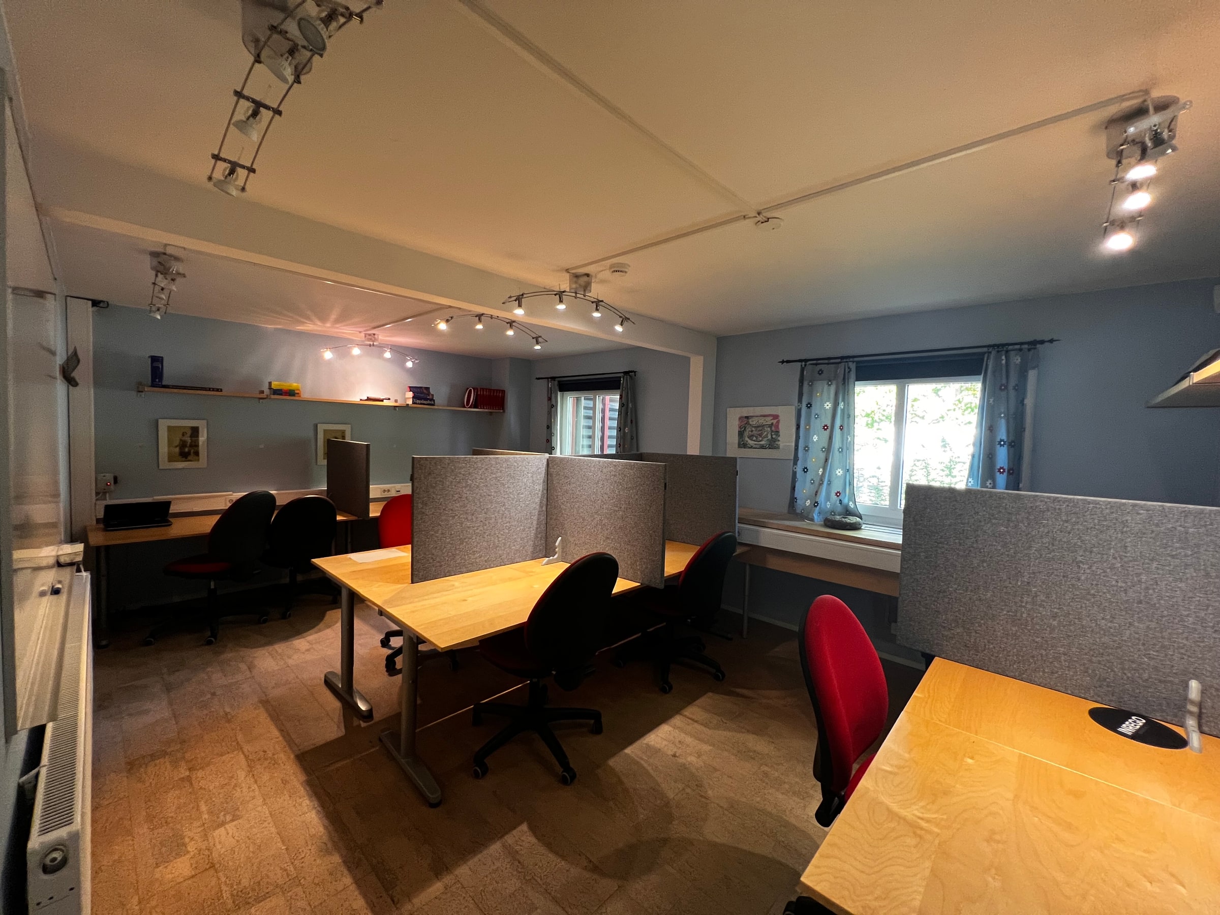 Desks, office chairs and acoustic partitions in a study room at Kvarnby folk high school.