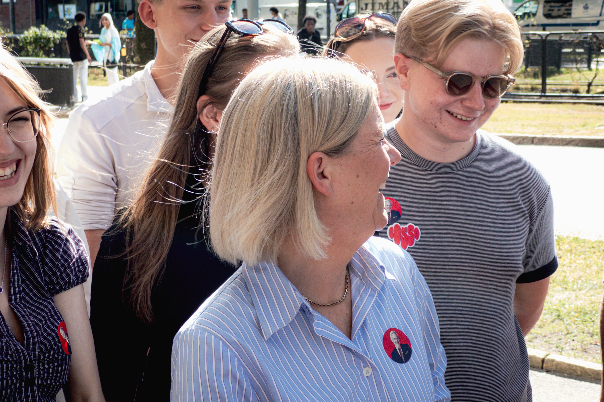 Magdalena Andersson speaking with people during a visit to Burgårdens gymnasium in Gothenburg in August 2026.