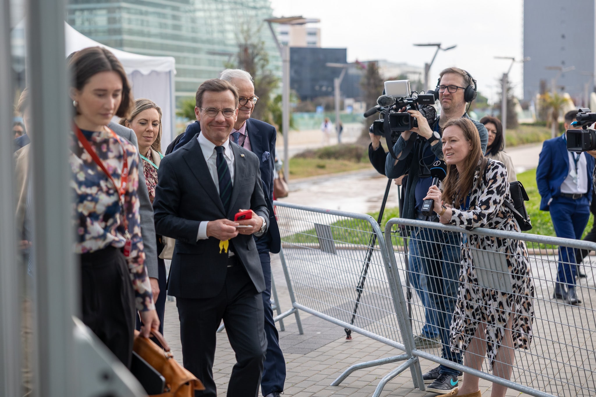 Ulf Kristersson walks past reporters at the EPP congress in Valencia on 30 April 2025.
