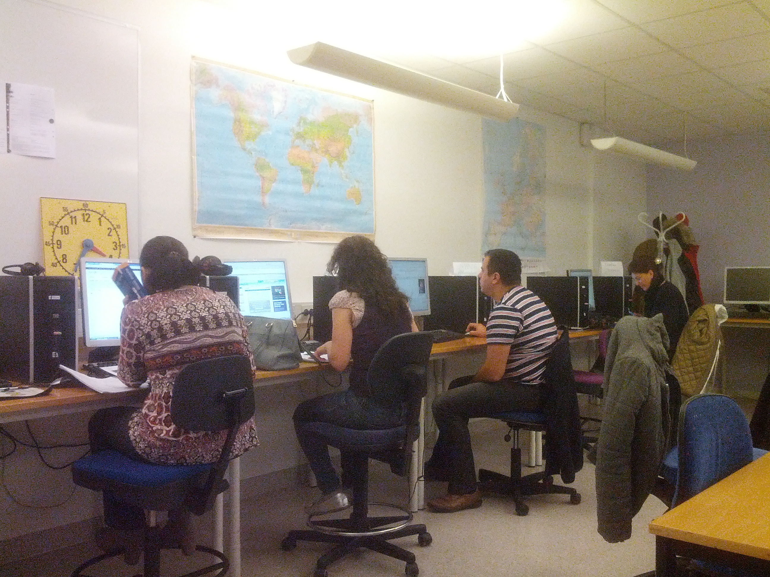 Adults work at desktop computers during a Swedish for Immigrants workshop in Värnamo.