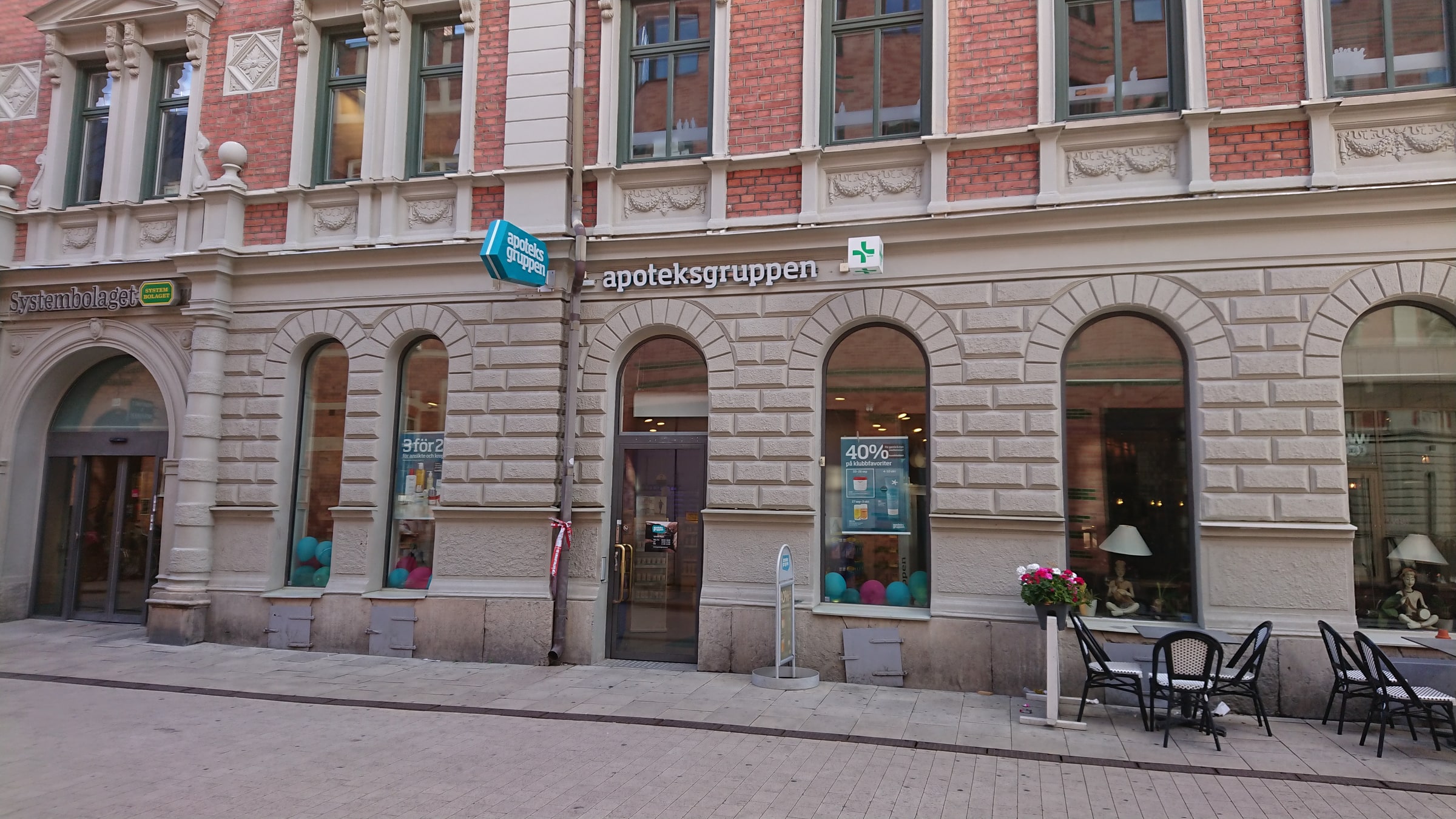 The exterior of Pharmacy Uplands Vapen on Dragarbrunnsgatan in Uppsala.