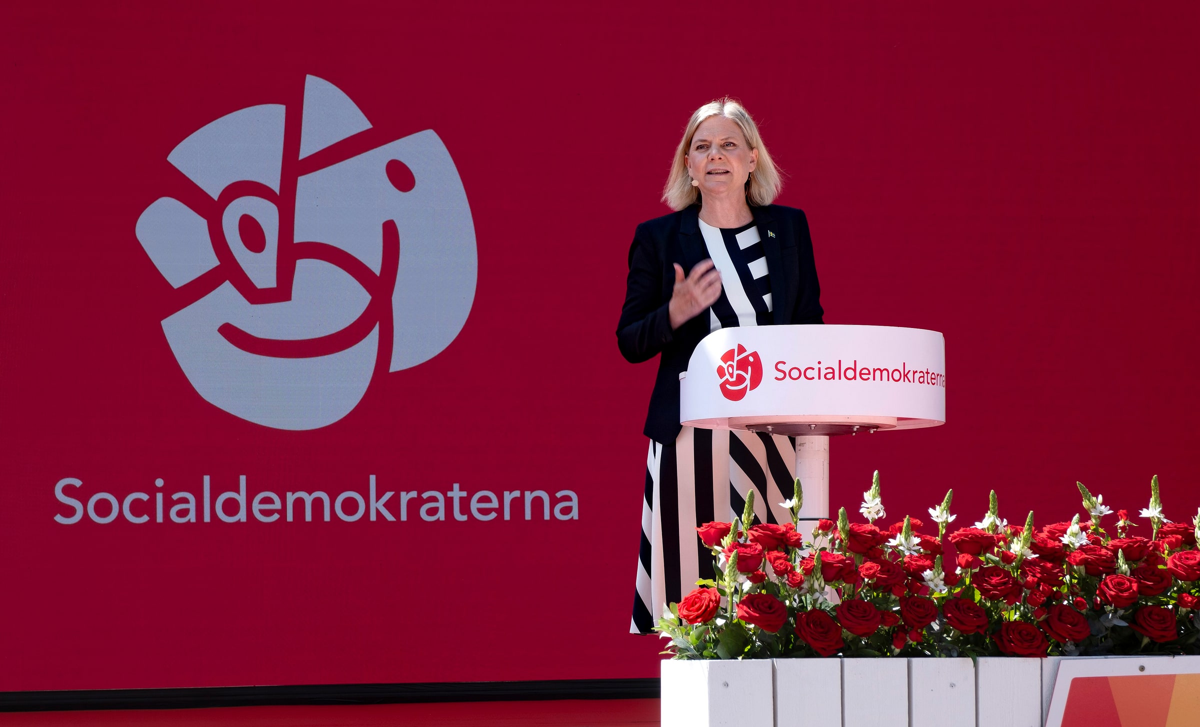 Social Democratic leader Magdalena Andersson speaks at an Almedalen lectern.