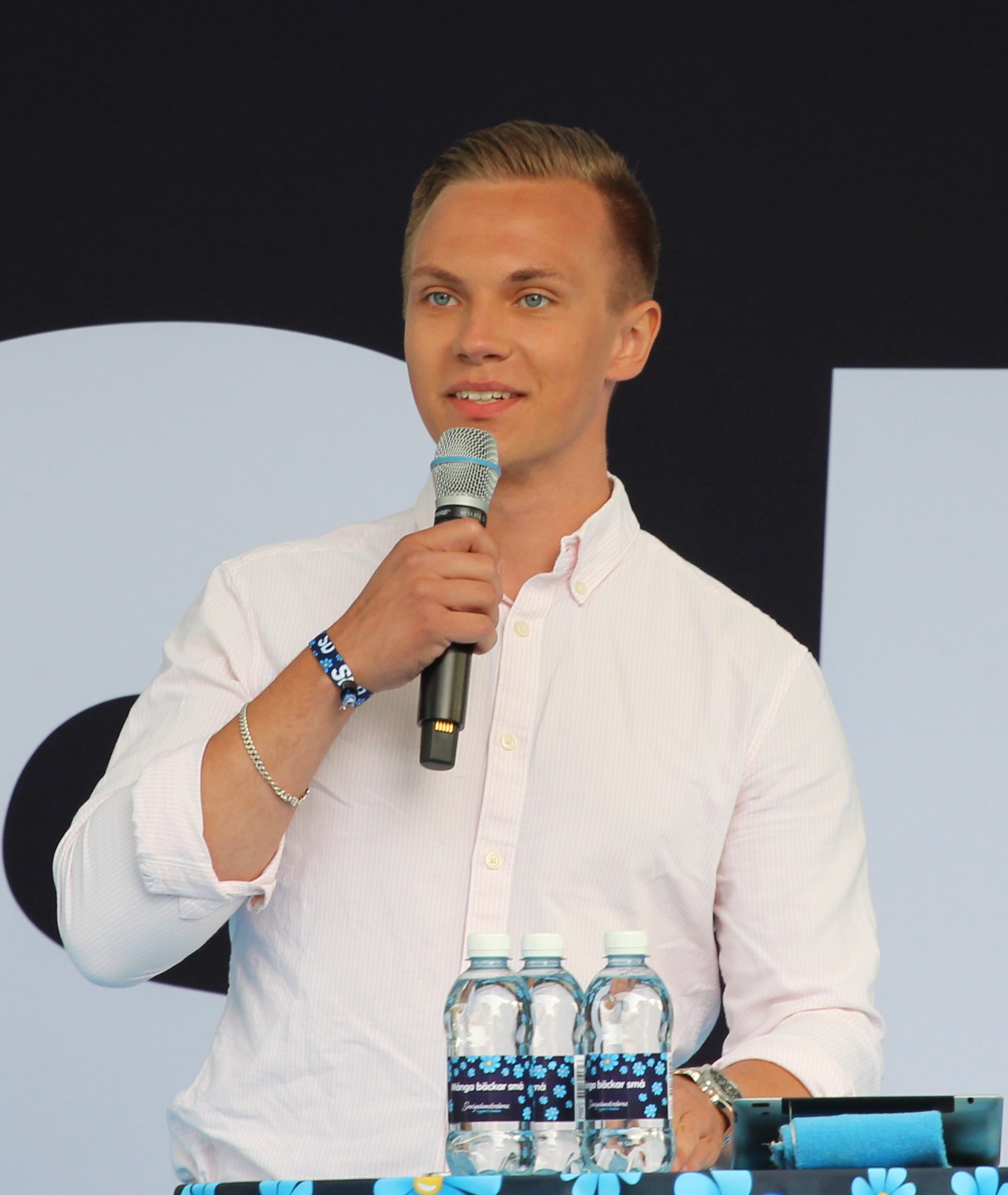 Tobias Andersson speaking at Almedalen in July 2017.
