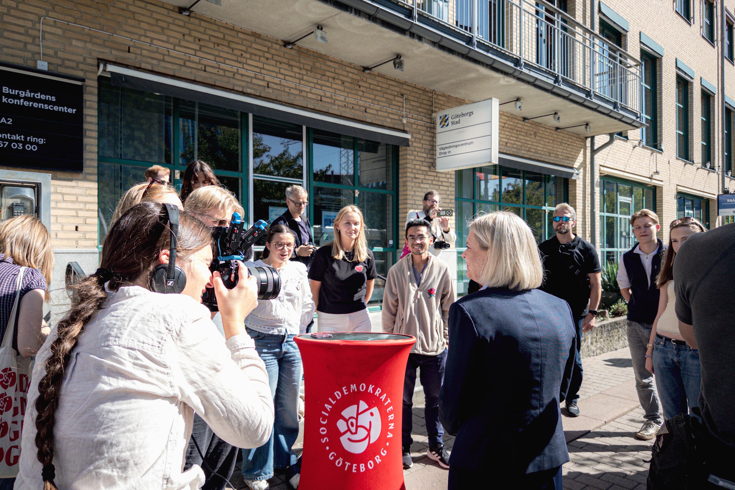 Magdalena Andersson talks with people outside Burgårdens gymnasium in Gothenburg in August 2026.