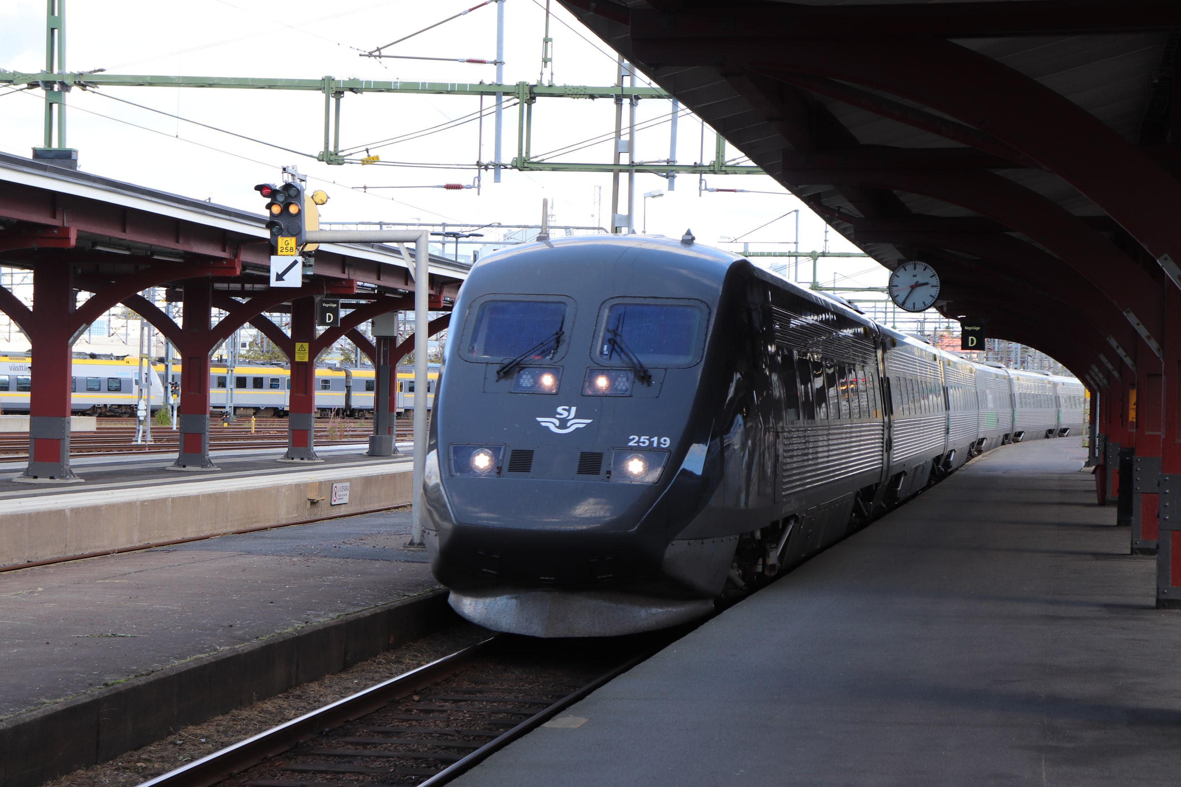 An SJ X2000 train under the surface-platform canopy at Göteborg Central, with tracks, signals and overhead wires. Photographed 2022-09-19.