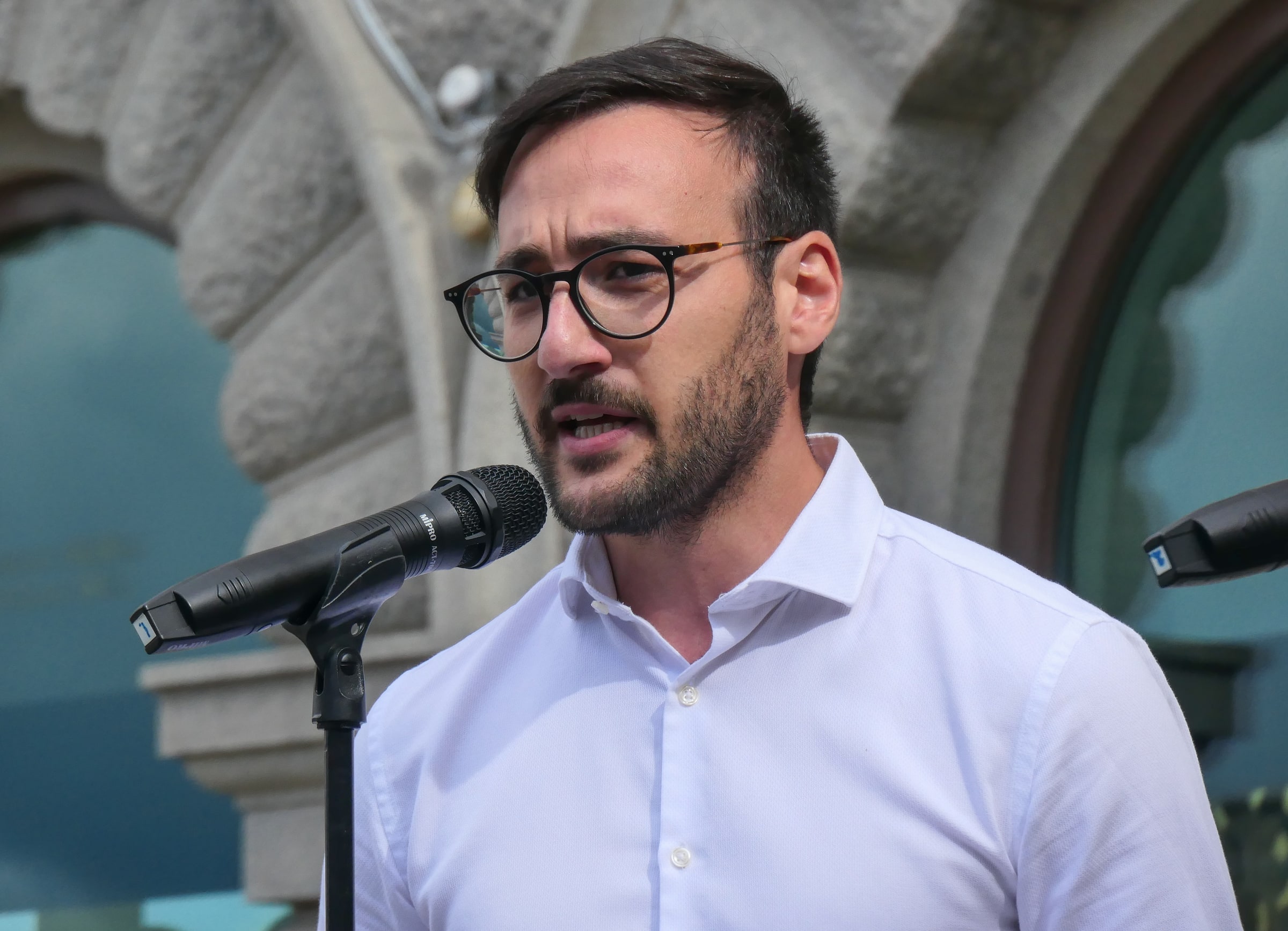 Tony Haddou speaking into a microphone at a migration and asylum demonstration in Stockholm in June 2022.