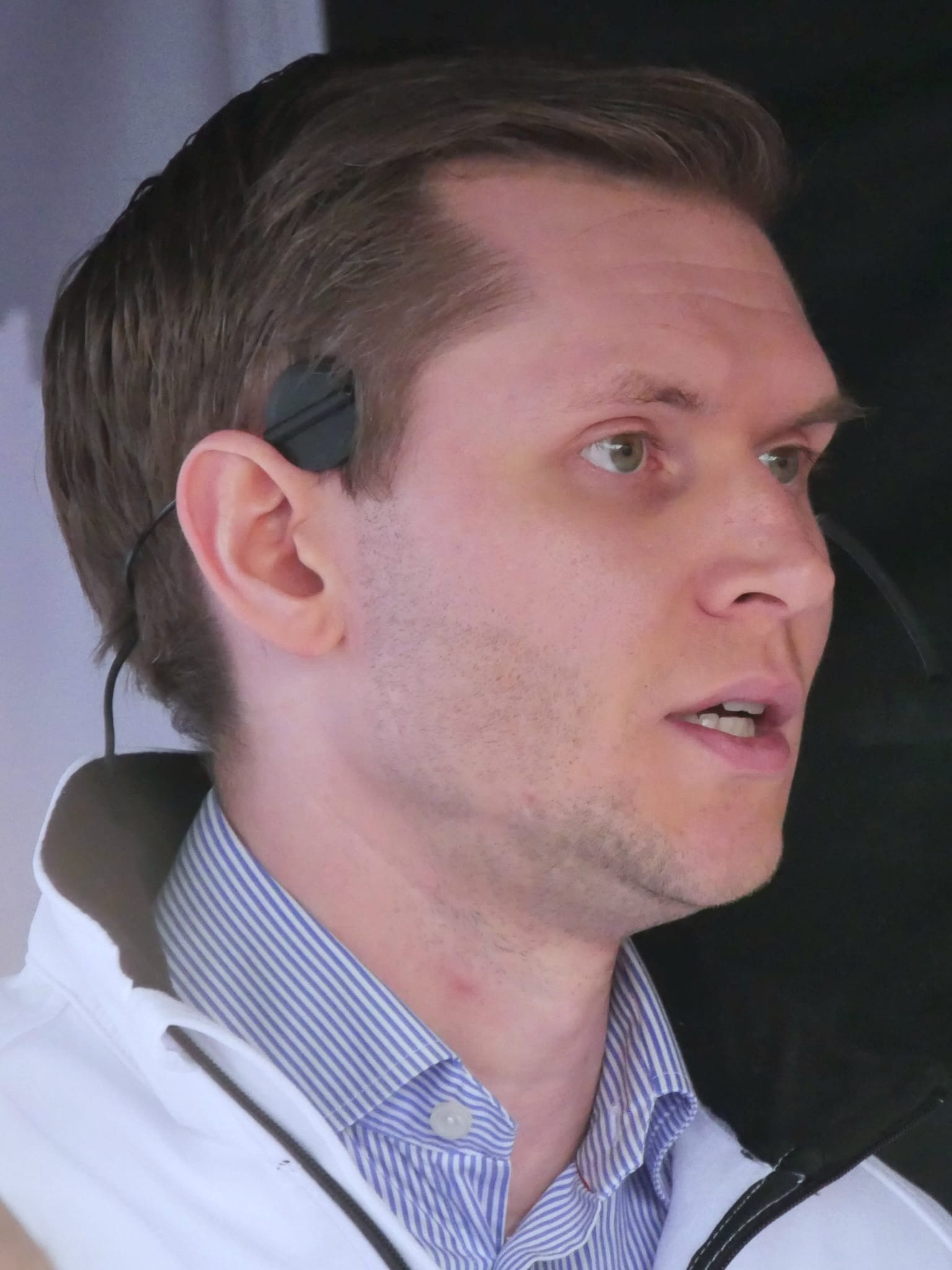 Markus Allard speaking with a headset microphone at a public debate in Örebro on 4 September 2026.