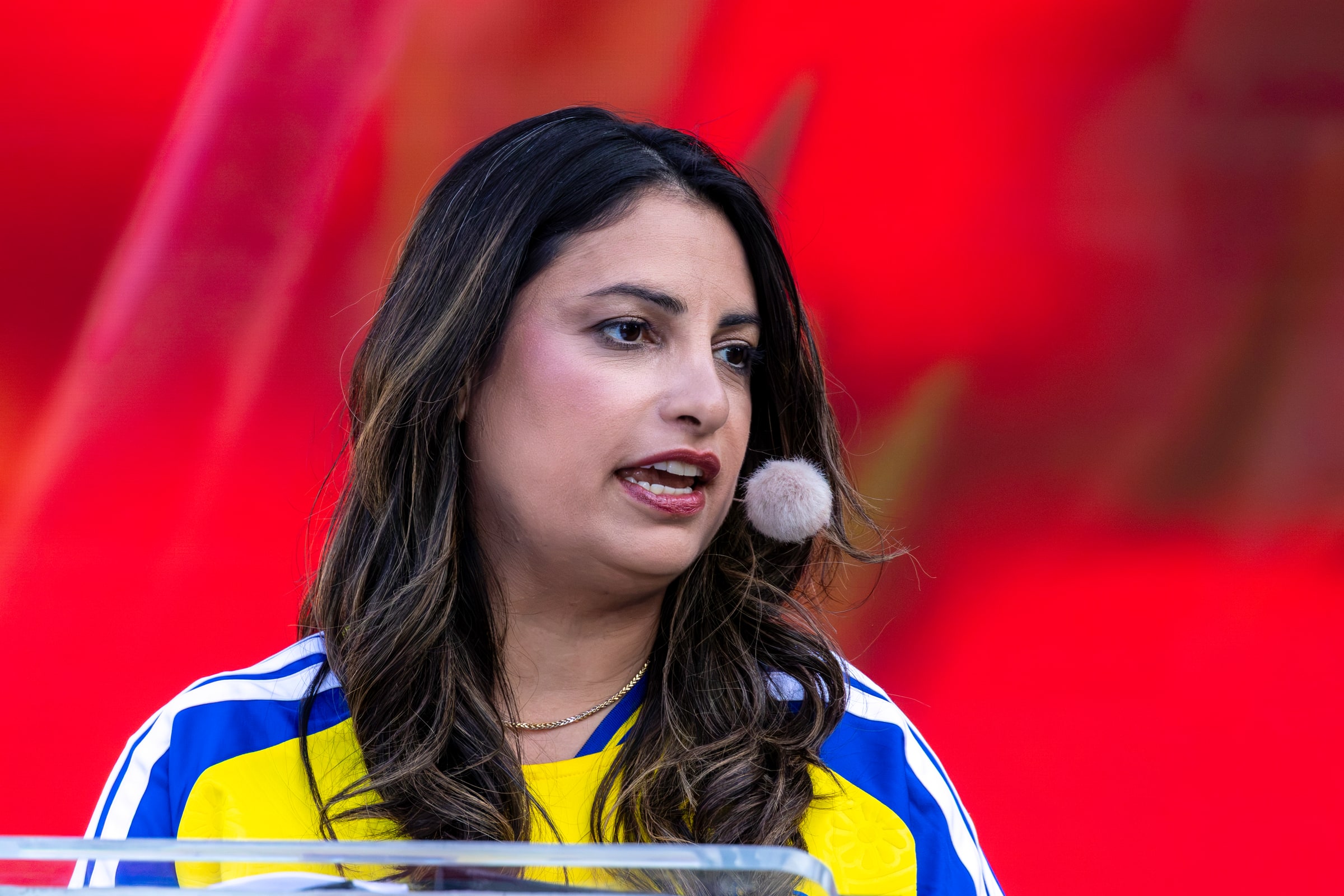 Left Party leader Nooshi Dadgostar speaks into a headset microphone at Almedalen Week in June 2026.