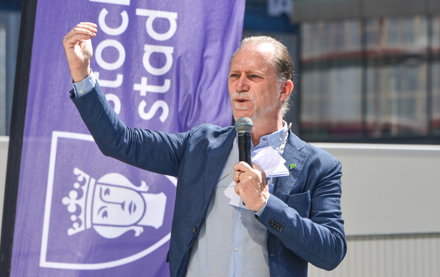 Daniel Helldén, now co-leader of Sweden’s Green Party, speaks into a handheld microphone at an outdoor event in 2018.
