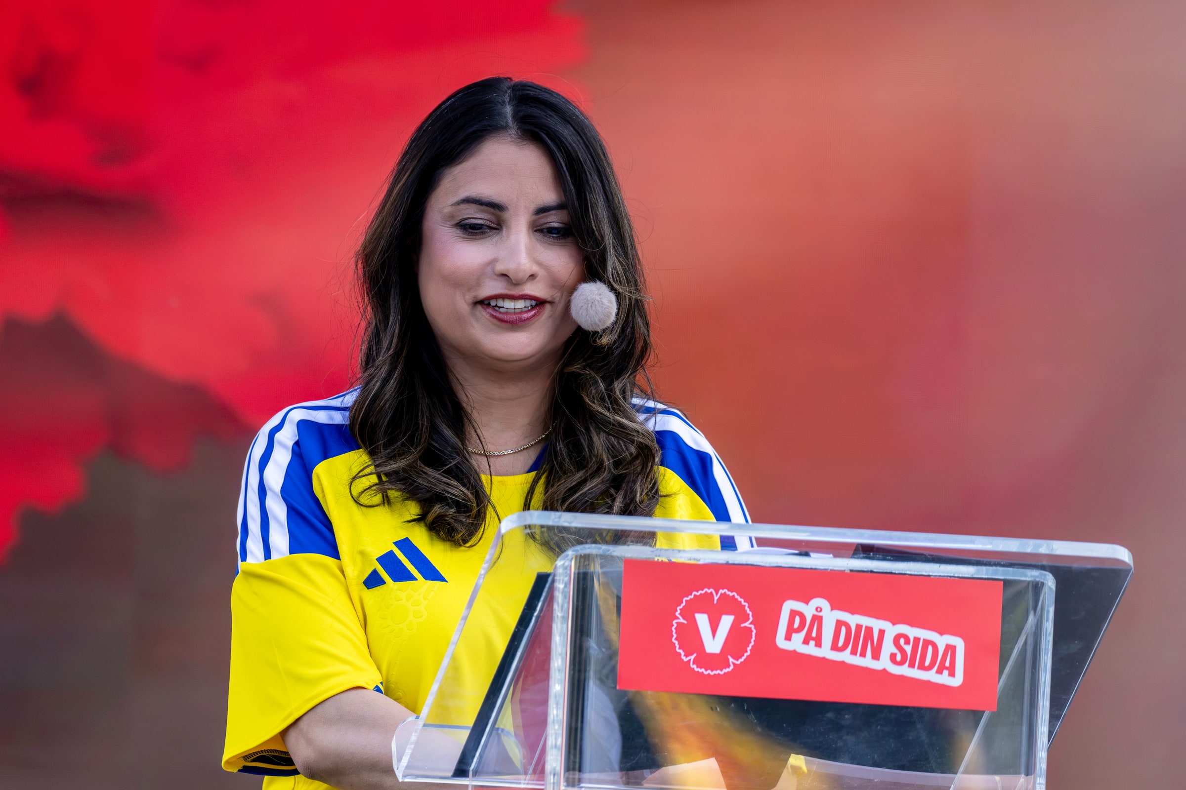 Nooshi Dadgostar speaks at the Left Party lectern during Almedalen in June 2026.
