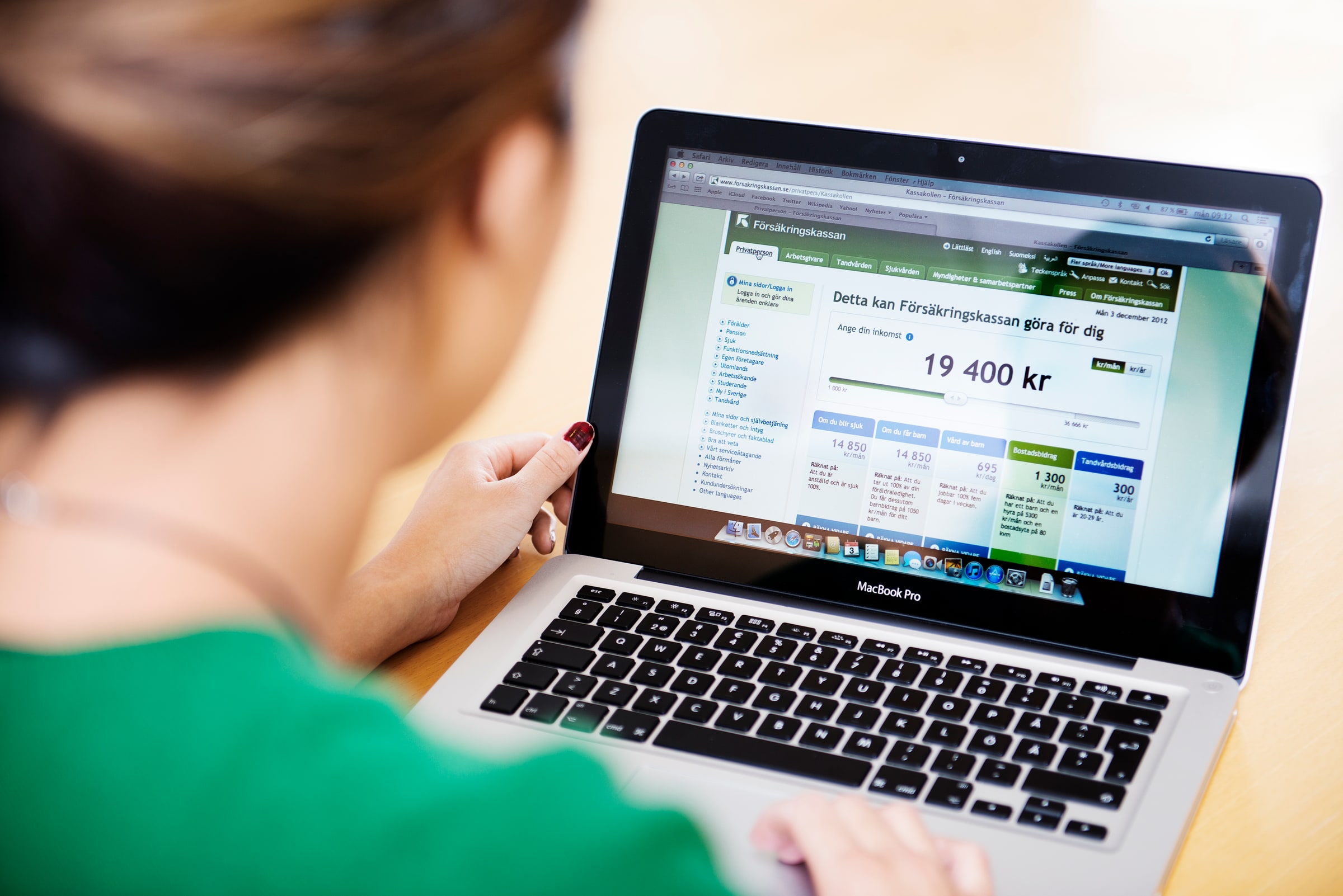 A person uses Försäkringskassan's online service on a laptop.