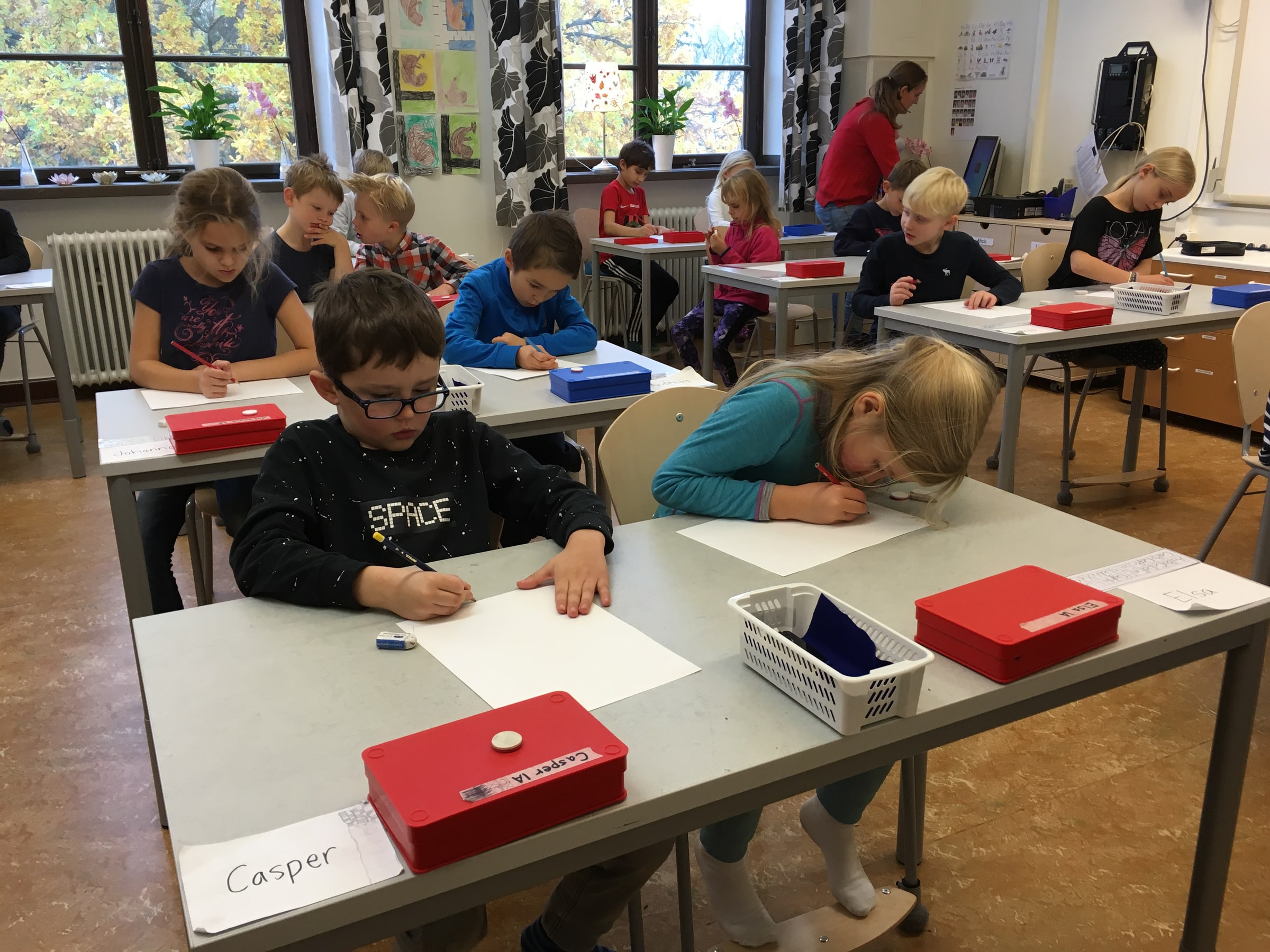 Pupils drawing with pencils at desks in a classroom at Ålstensskolan.