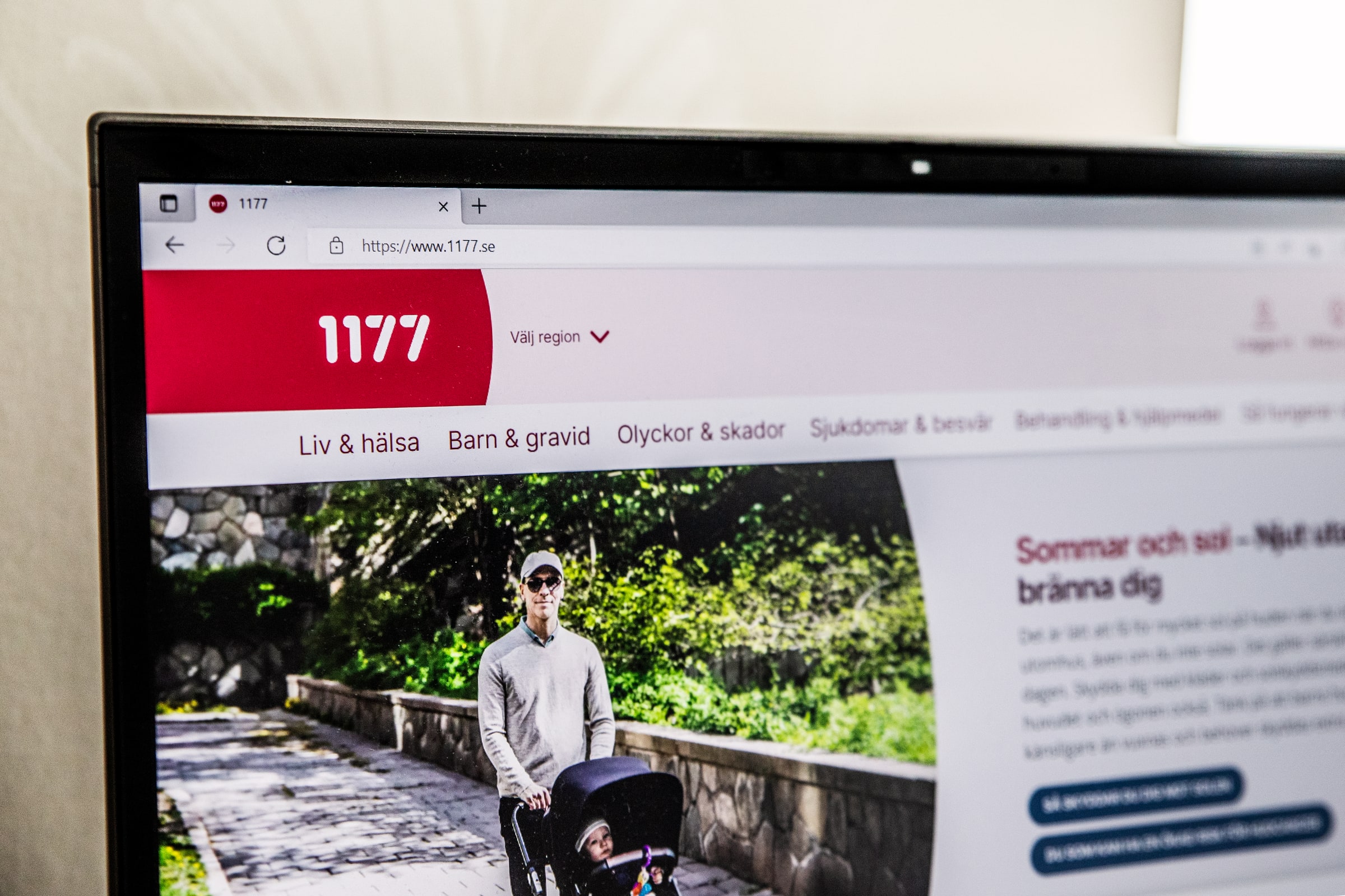A laptop screen displays healthcare information on the 1177 website.