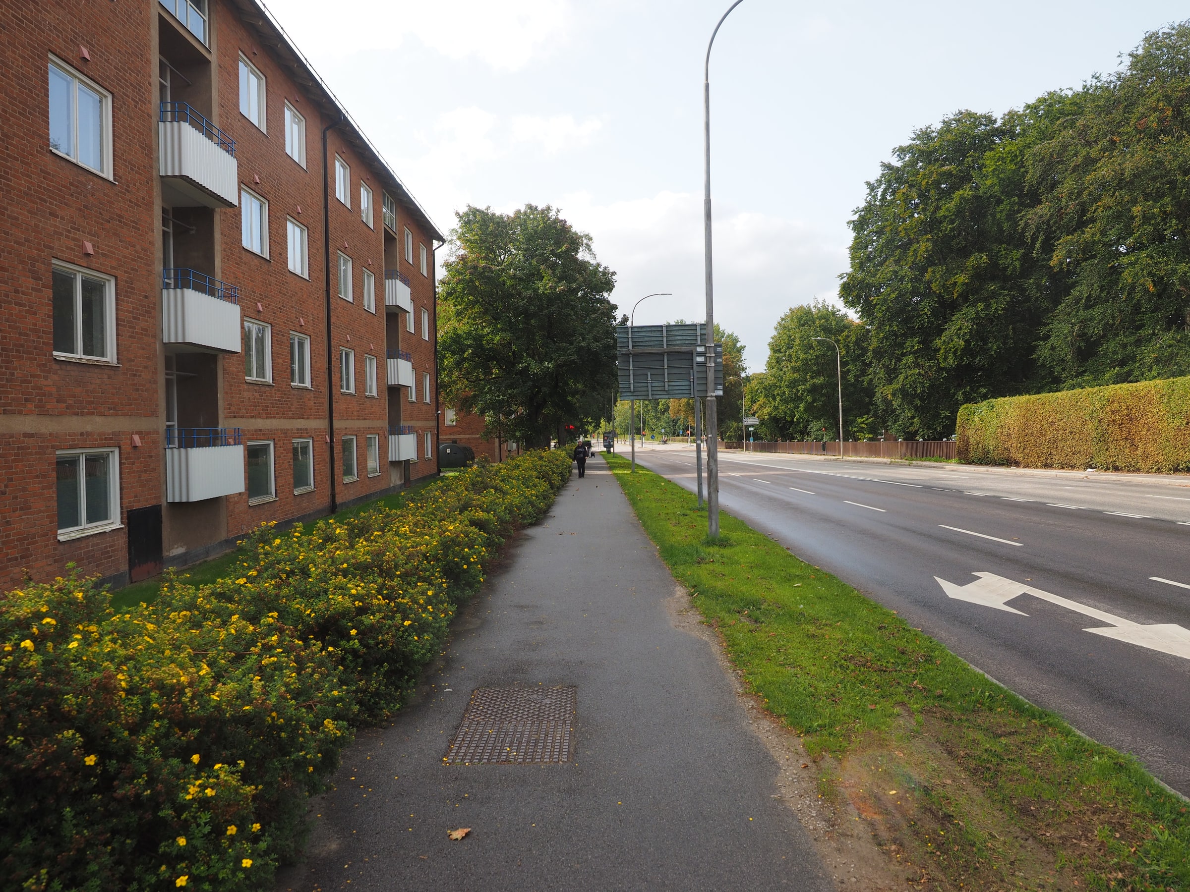 Apartment buildings beside a footpath on Getingevägen in Lund in September 2023.