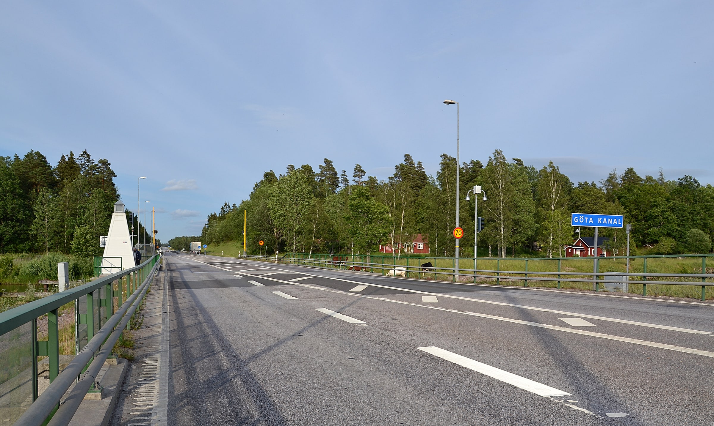 The E20 crosses the Göta canal beside a blue canal sign in Mariestad municipality.