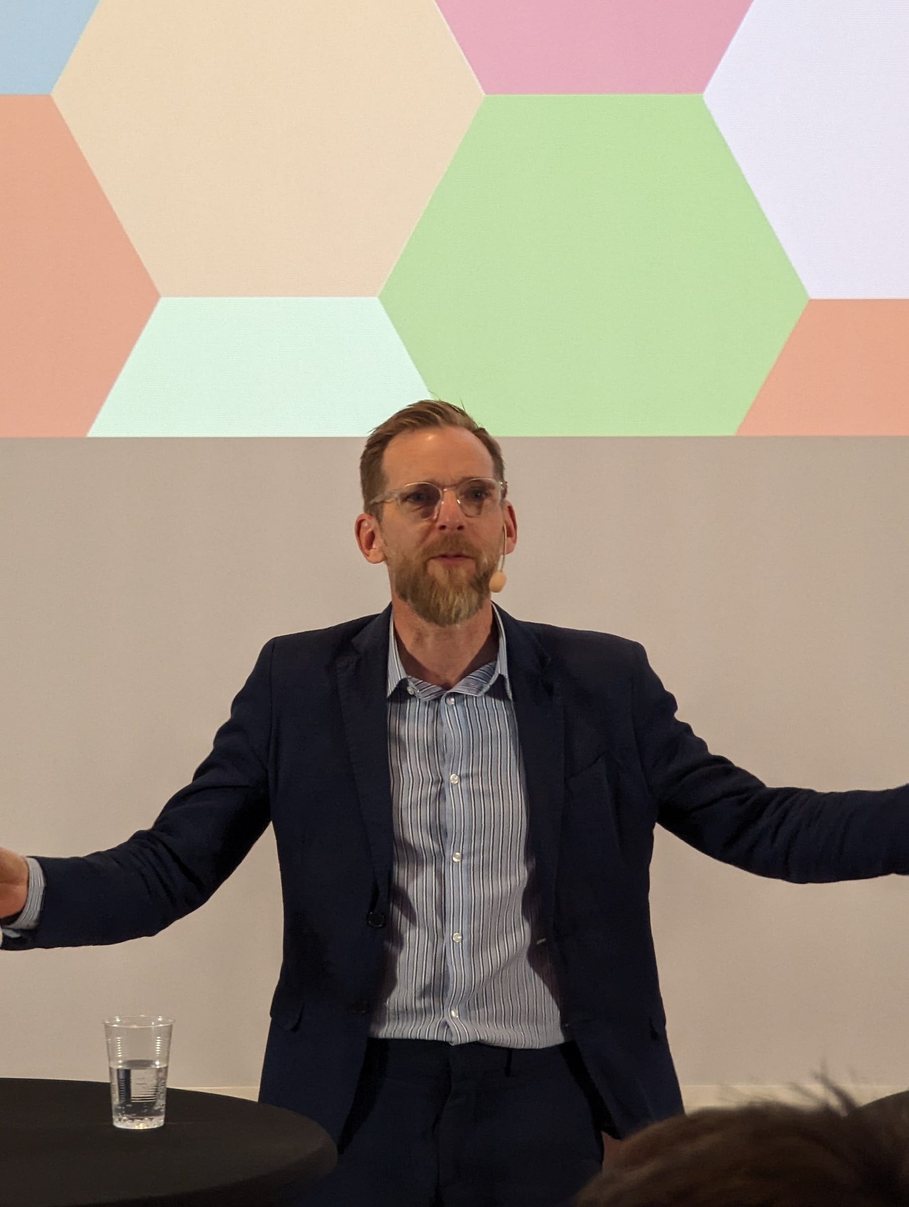Jakob Forssmed speaking with a headset microphone at Almedalen in June 2023.