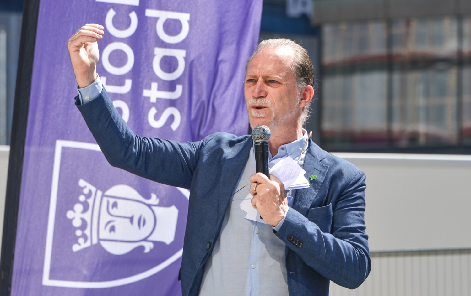 Daniel Helldén, now co-leader of Sweden’s Green Party, speaks into a handheld microphone at an outdoor event in 2018.
