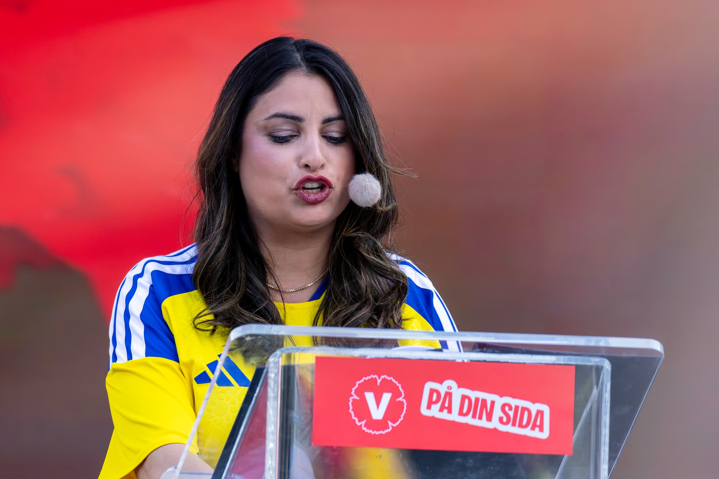Nooshi Dadgostar speaking at a lectern during Almedalen in June 2026.